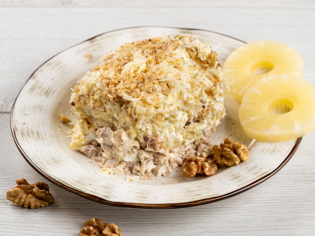 Салат с ананасом и курицей и грецкими орехами. Салат с ананасом и курицей и сыром. Сыр с ананасом и орехами. Торт с ананасом и грецким орехом.