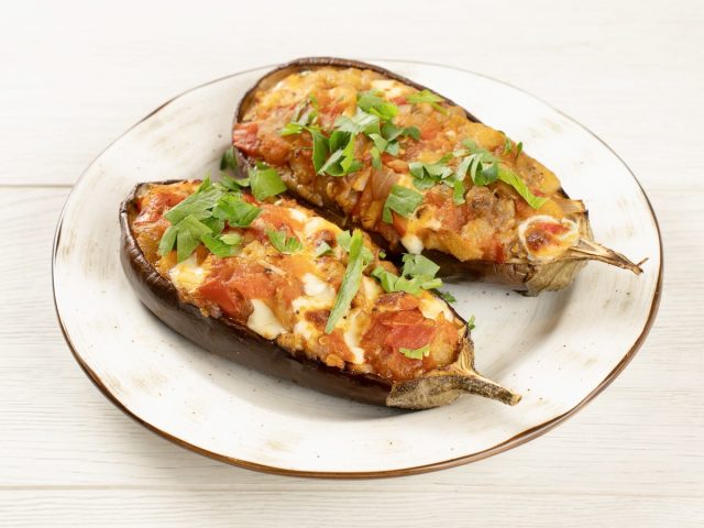 Баклажаны запеченные с помидором и сыром — изображение 2