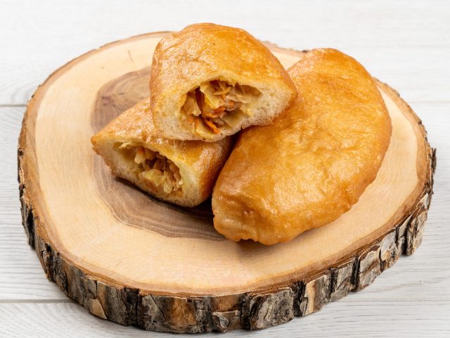 Пирожок жареный с капустой