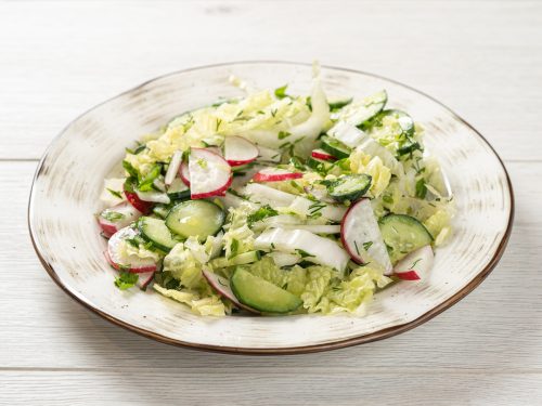 Салат с пекинской капустой, огурцом и редисом