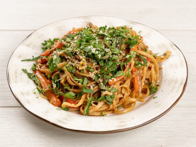 Лапша удон с курицей соусом терияки и овощами