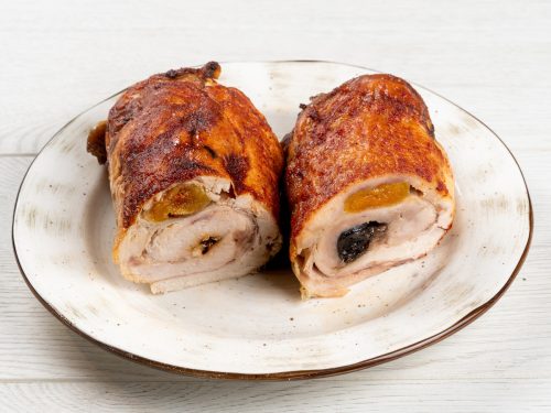 Рулет из курицы с черносливом и курагой