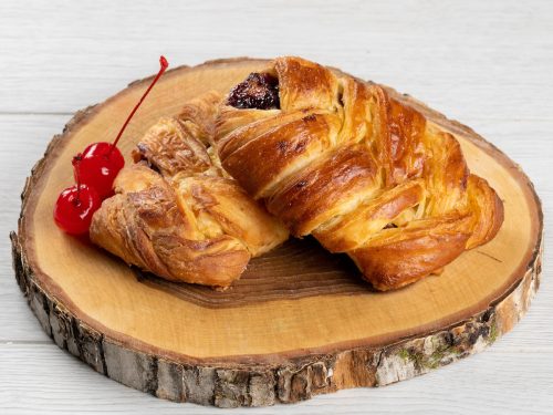 Слойка с вишней