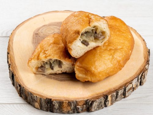Пирожок жареный с картошкой и грибами