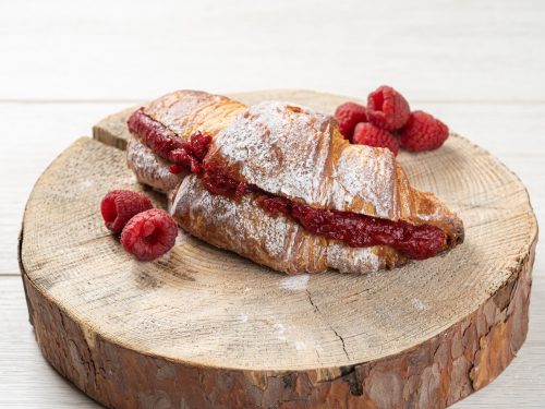 Круассан с малиной