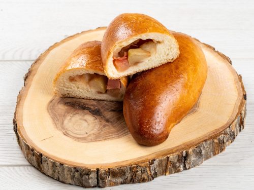 Пирожок печеный с яблоком
