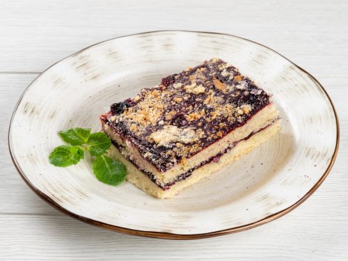 Песочный пирог с черной смородиной