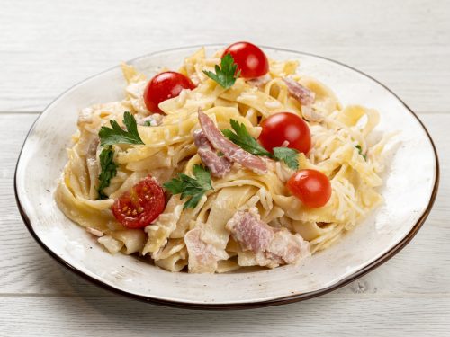 Паста фетуччини со сливками и беконом
