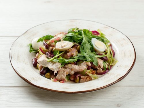 Салат с индейкой, овощами и перепелиным яйцом