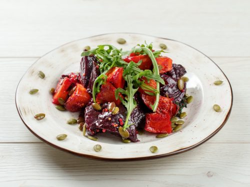 Тыквенный  салат со свеклой и клюквой