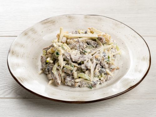 Салат "Язык с кедровыми орешками"