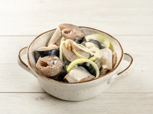 Скумбрия малосоленая с луком.