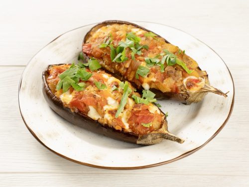 Баклажаны запеченные с помидором и сыром