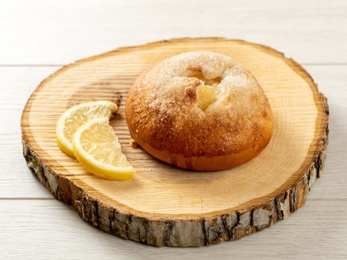 Булочка с лимонной начинкой