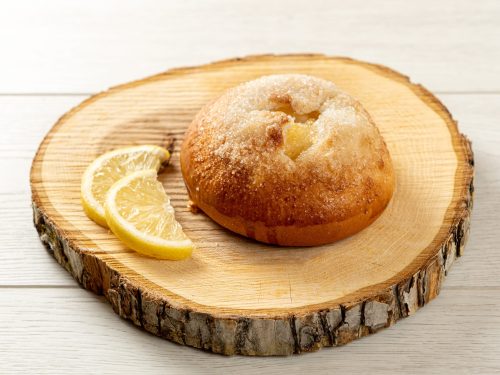 Булочка с лимонной начинкой