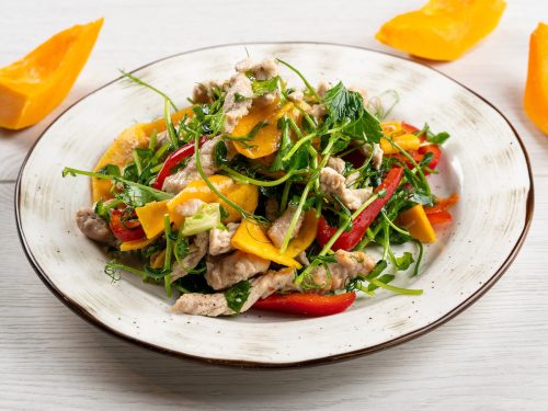 Салат индейка с ростками гороха