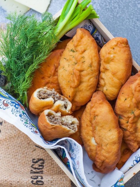 Пирожок жареный с мясом