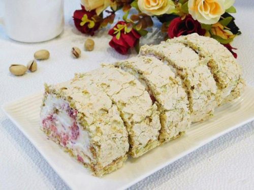 Меренговый рулет с фисташками и малиной